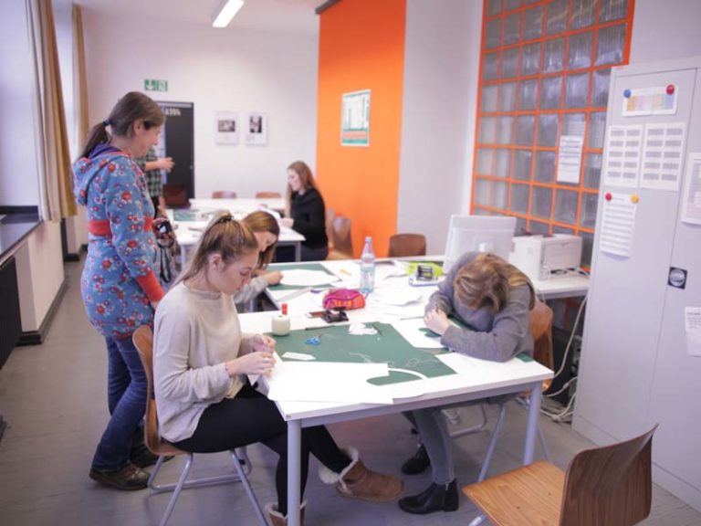 Schüler/innen der Klassen G13-1 und G13-2 entwerfen im Rahmen einer LernsituaMon zur Unternehmensgründung Give-Aways für fiktive nachhaltige Unternehmen.